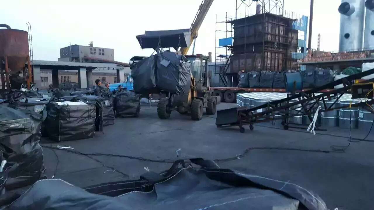 椰壳活性炭装货现场